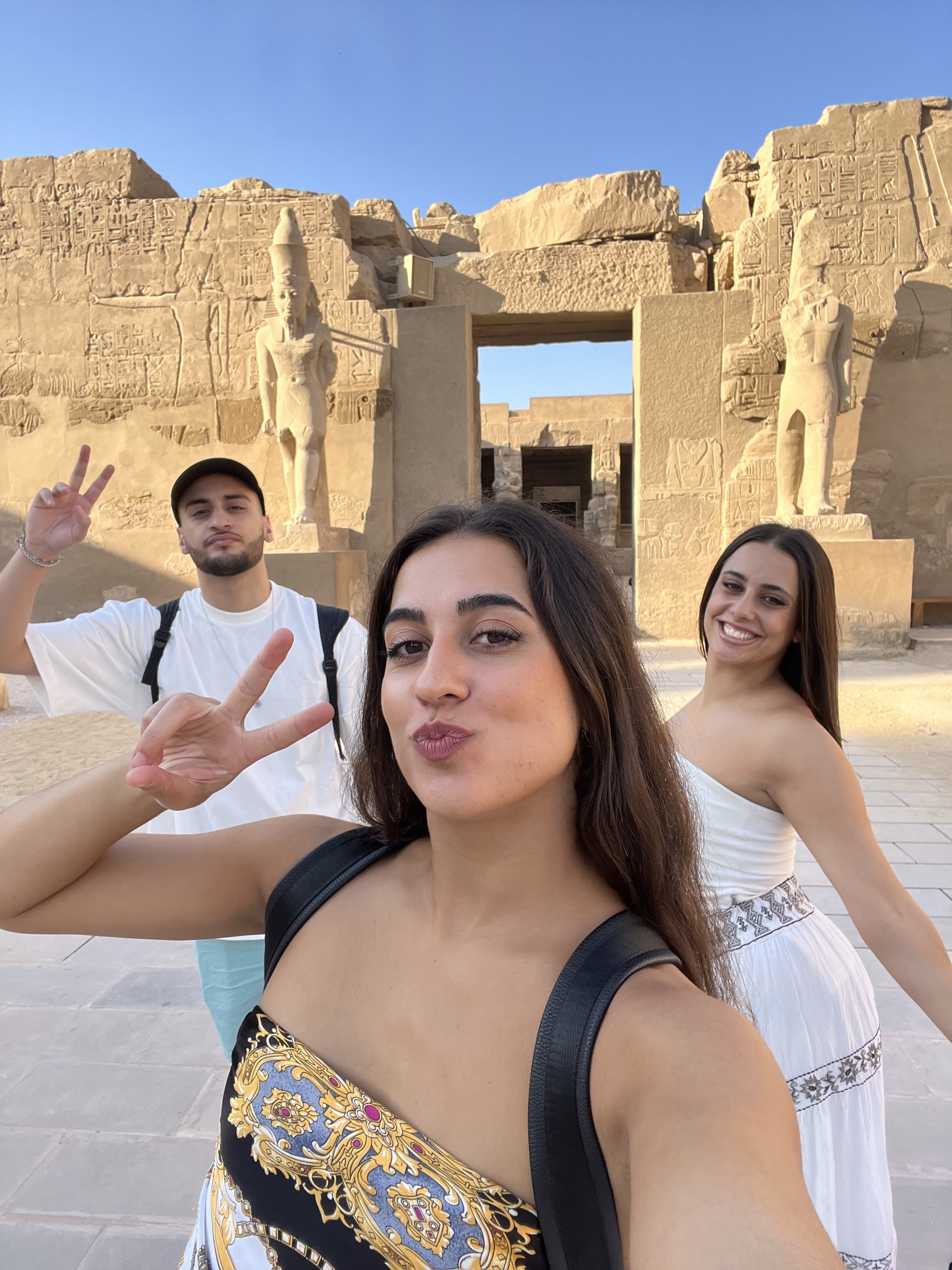 Claudia, Paloma y Alessandro en Egipto