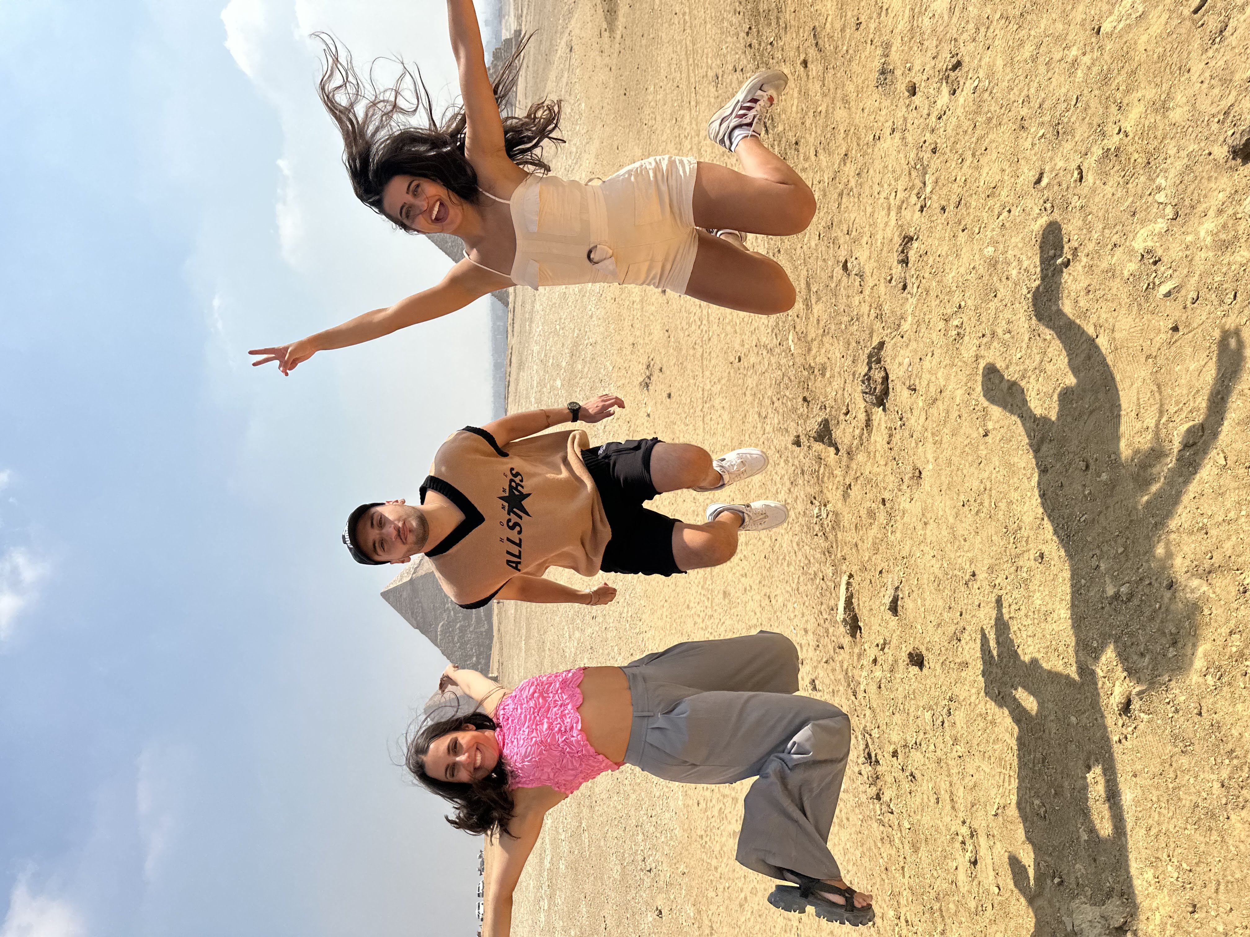 Claudia, Paloma y Alessandro saltando